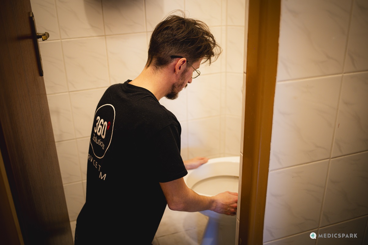 Návšteva toalety - hnačka či vracanie ako príznaky črevnej nákazy. Zdroj foto: Cserhelyi photo. Návšteva toalety - hnačka či vracanie ako príznaky črevnej nákazy